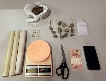 Com mais de 30 porÃ§Ãµes de drogas, homem Ã© preso por trÃ¡fico em Presidente EpitÃ¡cio