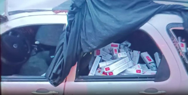Veículo com mais de 6 mil maços de cigarros é encontrado capotado em canavial, em Santa Mercedes