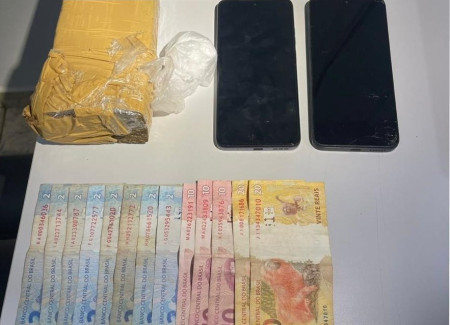 Ao verem policiais, homens arremessam sacola com drogas e sÃ£o presos por trÃ¡fico, em Mirante do Paranapanema