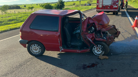 ColisÃ£o entre carro e van deixa duas pessoas feridas na regiÃ£o de MarabÃ¡ Paulista