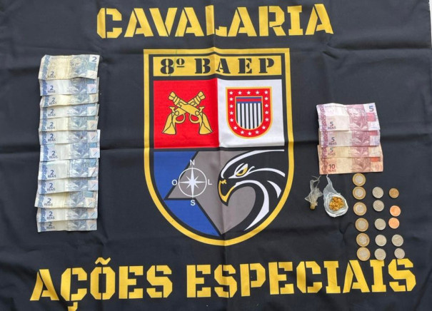 Ao arremessar saco plástico no chão da linha férrea, homem é preso por tráfico de drogas em Presidente Prudente