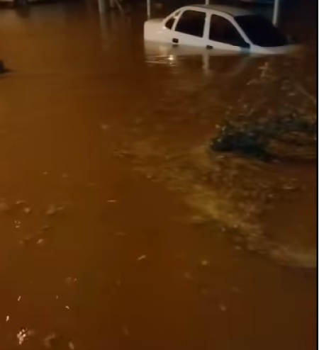 Corpo de Bombeiros atendeu duas ocorrÃªncias de alagamento envolvendo veÃ­culos em Osvaldo Cruz