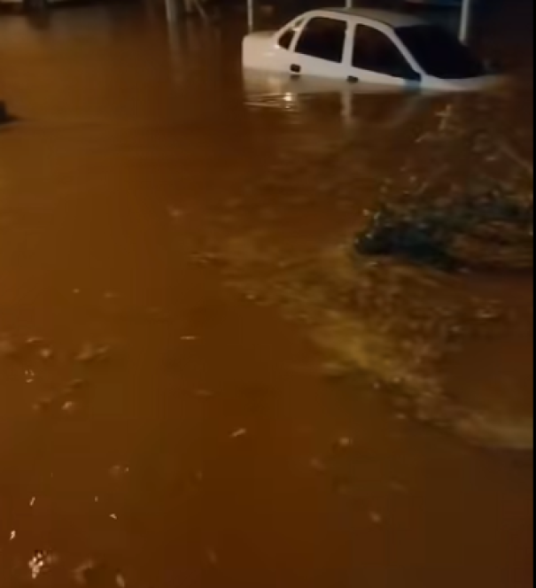 Corpo de Bombeiros atendeu duas ocorrências de alagamento envolvendo veículos em Osvaldo Cruz