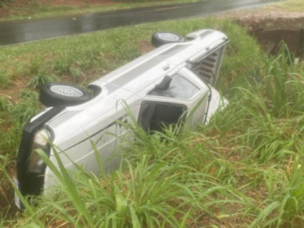 Capotamento em estrada vicinal de Parapuã termina com fuga do motorista