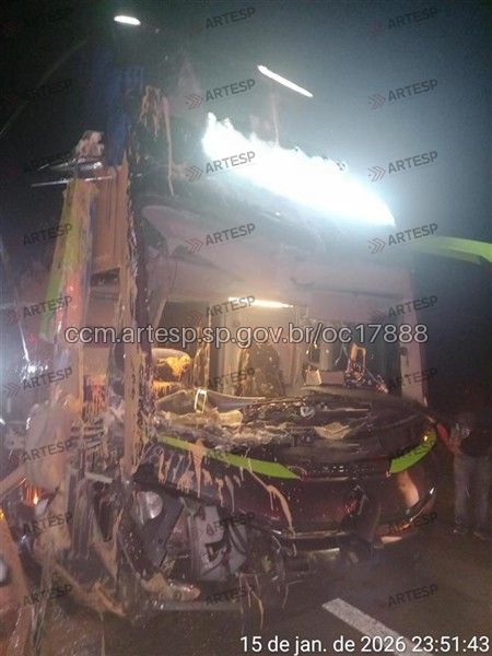 Ãnibus de agÃªncia prudentina de viagens colide em caminhÃ£o na Rodovia Presidente Castello Branco