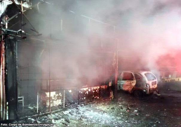 Incêndio de grandes proporções destrói loja de celulares em Marília durante a madrugada