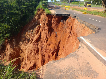 Chuvas intensas causam desmoronamento e interditam vicinal Vasco Pigossi em Osvaldo Cruz