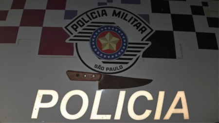 Com faca em mÃ£os, homem nÃ£o obedece ordem de policiais e Ã© preso por ameaÃ§a, em Presidente EpitÃ¡cio