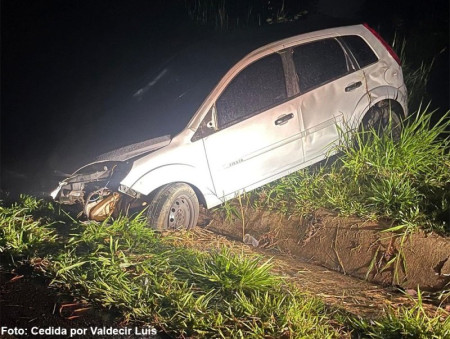 Carro capota em estrada vicinal entre Bastos e ParapuÃ£