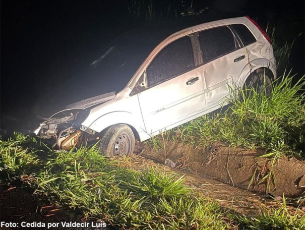 Carro capota em estrada vicinal entre Bastos e Parapuã