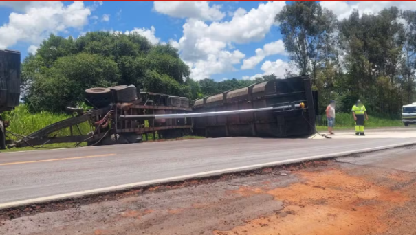 Carreta carregada com açúcar tomba e interdita trecho de rodovia em Dracena