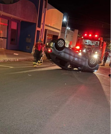 Corpo de Bombeiros atendeu ocorrÃªncia de capotamento no centro de Osvaldo Cruz