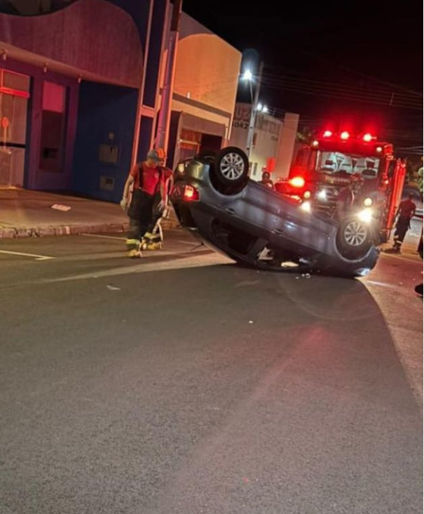 Corpo de Bombeiros atendeu ocorrência de capotamento no centro de Osvaldo Cruz