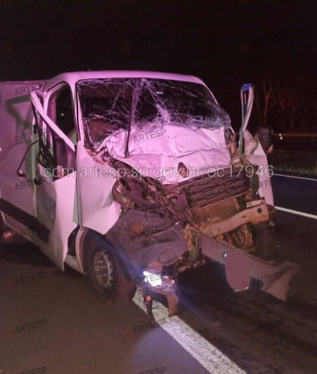 Motorista dorme ao volante, perde controle de van e colide na traseira de carreta, na Rodovia Assis Chateaubriand, em Indiana