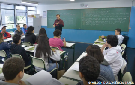 Piso do magistÃ©rio tem reajuste de 5,4% e vai a R$ 5,1 mil em 2026