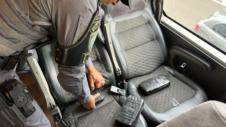 PolÃ­cia RodoviÃ¡ria e Canil do BAEP apreendem mais de 3 kg de cocaÃ­na em Ã´nibus na Raposo Tavares