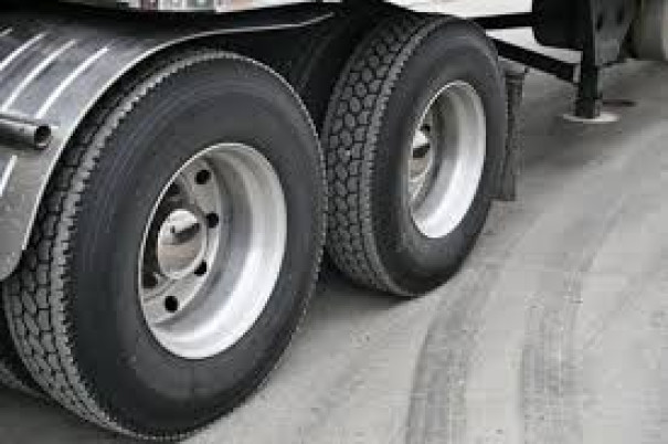 Homem cai em golpe por telefone ao tentar comprar pneus de caminhão com preços atrativos