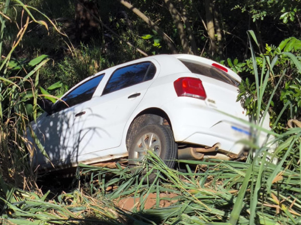 Carro com família sai da pista, atinge árvore e deixa quatro feridos em Flórida Paulista