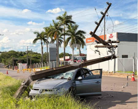 Carro colide com poste e deixa mais de 2 mil sem energia no Distrito Comercial de Adamantina