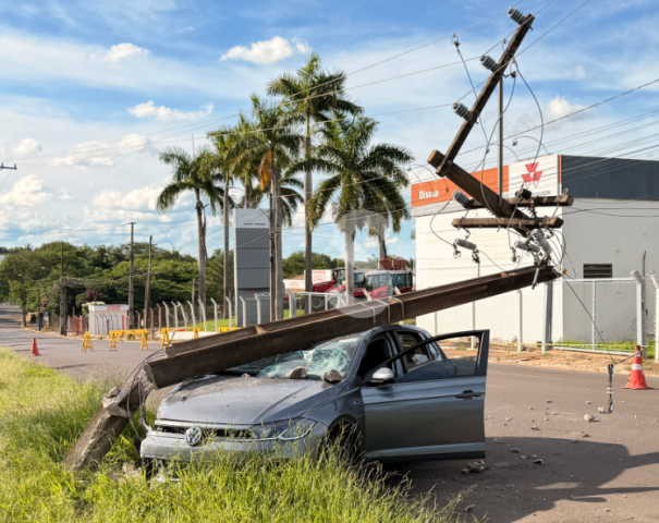 Carro colide com poste e deixa mais de 2 mil sem energia no Distrito Comercial de Adamantina