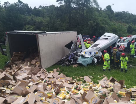 Acidente entre carreta e van deixa seis mortos na BR-116, na Grande Curitiba