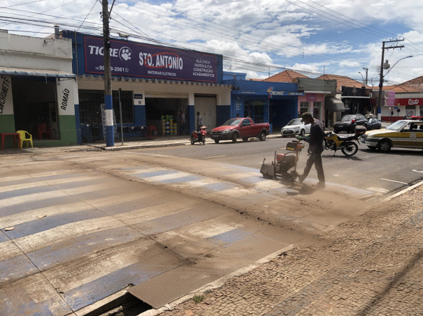 Após transtornos com alagamento em dias de chuva forte, Prefeitura de OC inicia retirada de lombofaixa da Praça São José