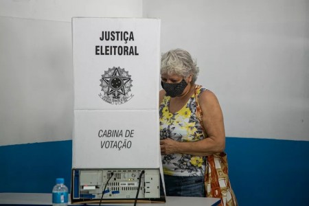 TSE decide proibir que eleitor leve celular para a cabine de votação