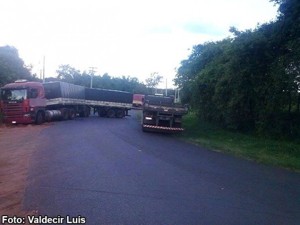 Carreta apresenta problema mecnico e para o trnsito em vicinal prximo a Bastos