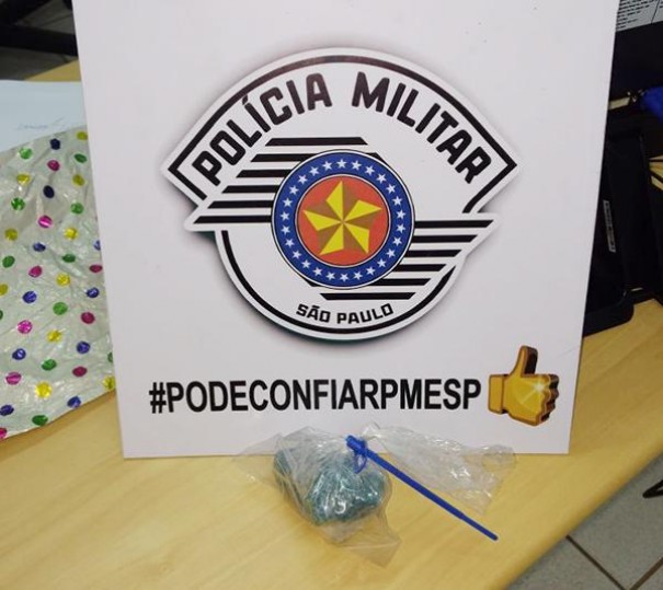 Mulher que transportava droga em nibus  presa pela Polcia Militar de Irapuru 