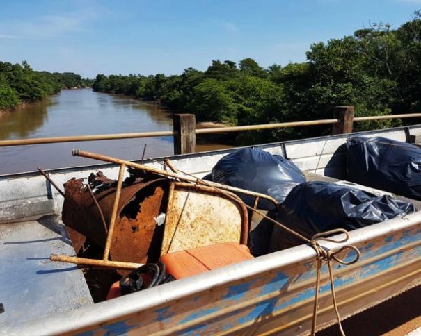 Lions retira quase meia tonelada de lixo em mais uma ao ambiental no rio Aguape, em Flrida Paulista