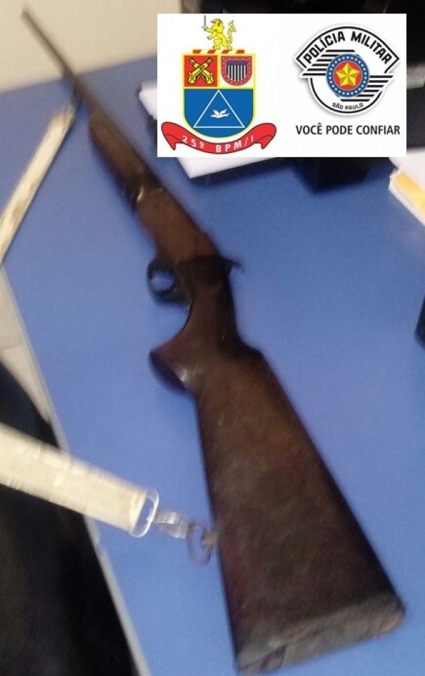 Pol�cia Militar det�m um homem por posse ilegal de arma de fogo em Ouro Verde