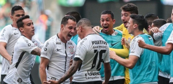 Com polmicas, Corinthians bate Palmeiras nos pnaltis e  campeo