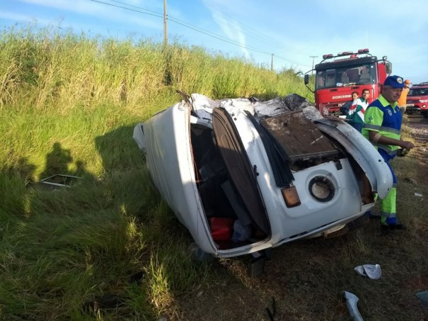 Cinco pessoas ficam feridas ap�s colis�o frontal entre dois ve�culos, uma delas em estado grave 