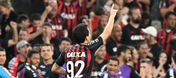 Com erros da defesa, So Paulo perde e no quebra tabu na Arena