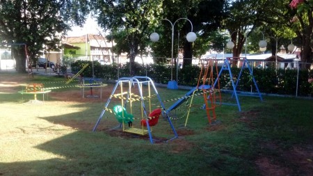 Parquinho da Praça da Matriz recebe reparos e novos brinquedos