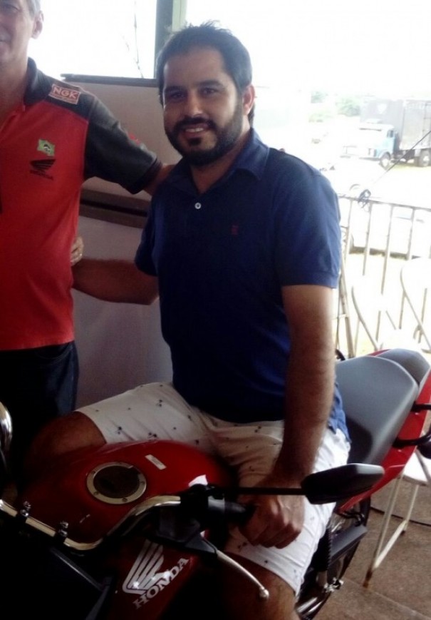 Parapuense fatura moto em sorteio de Almoo Beneficente da Santa Casa, Asilo e Parquia So Jos