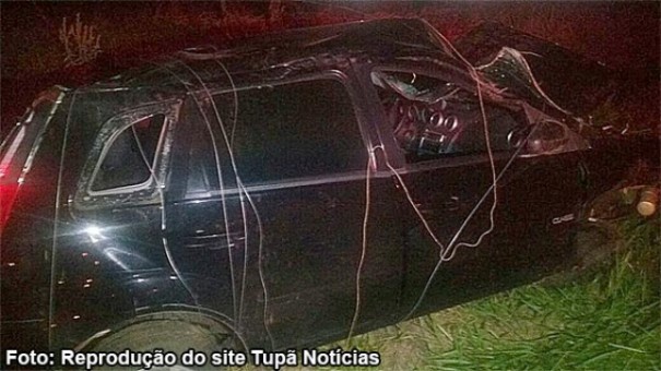 Motorista fica ferido ap�s capotamento de carro na SP-294, entre Quintana e Oriente