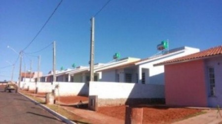 Família sem moradia invade casa desocupara em conjunto habitacional de Osvaldo Cruz