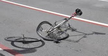 Ciclista se distrai em cruzamento e colide com moto em Osvaldo Cruz