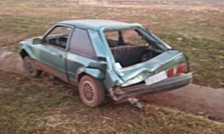 Carro fica destruído ao bater contra carreta no trevo secundário de Santa Mercedes