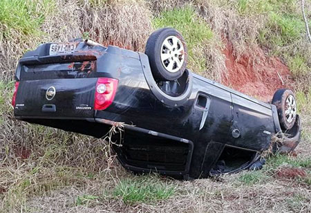 Veículo capota em vicinal de Pacaembu e deixa condutor ferido