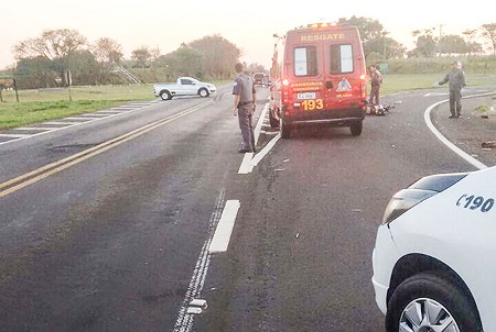 Motociclista sofre amputação de pé após se envolver em acidente com caminhão