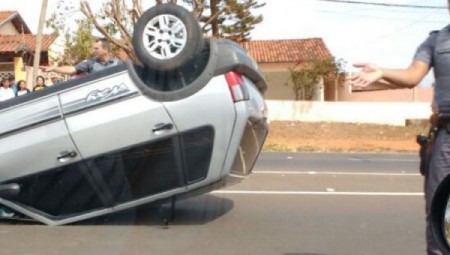 Motorista desvia de conversão repentina e capota o próprio veículo em Adamantina