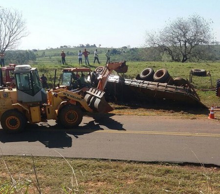 Motorista morre após caminhão tombar em vicinal de Tarabai