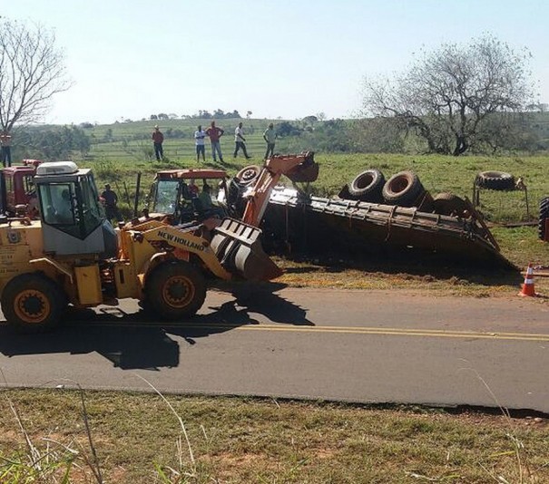 Motorista morre aps caminho tombar em vicinal de Tarabai