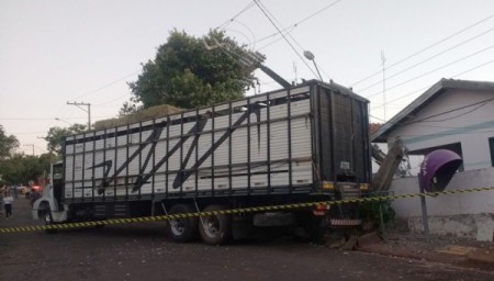 Caminhão derruba poste e deixa região de Adamantina sem energia 