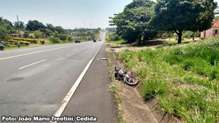 Motociclista fica gravemente ferida em acidente na SP-294