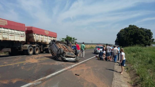 Acidente com capotamento de veculo na SP-294 deixa duas pessoas feridas em Parapu