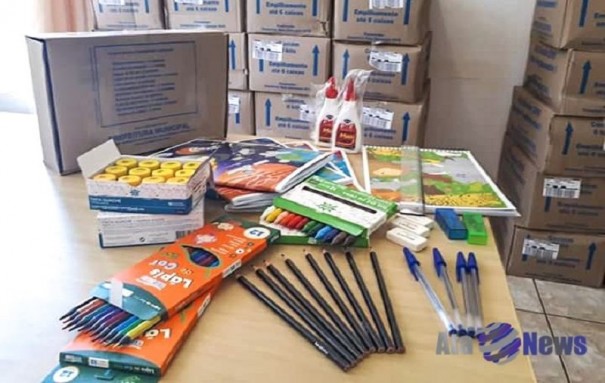 Secretaria de Educa��o de Salmour�o recebe Kits Escolares para o segundo semestre