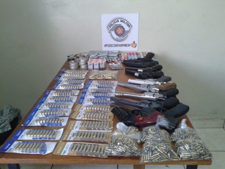 Polícia Militar de Osvaldo Cruz apreende armas, drogas e várias munições na Vila Cavarú